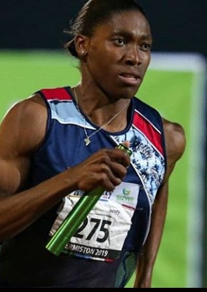 La atleta Caster Semenya compitiendo en la categoría de 800 metros lisos